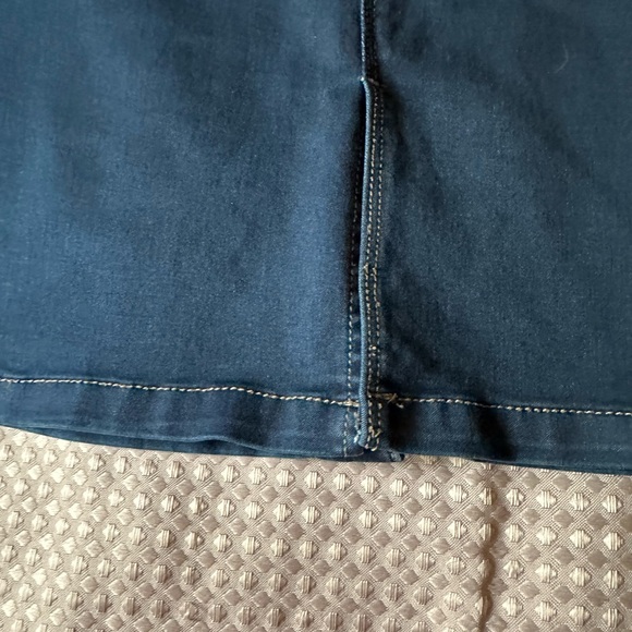 🥰Tribal denim skirt, 8, EUC, buttons up the front, pockets in the front and back - Picture 14 of 16